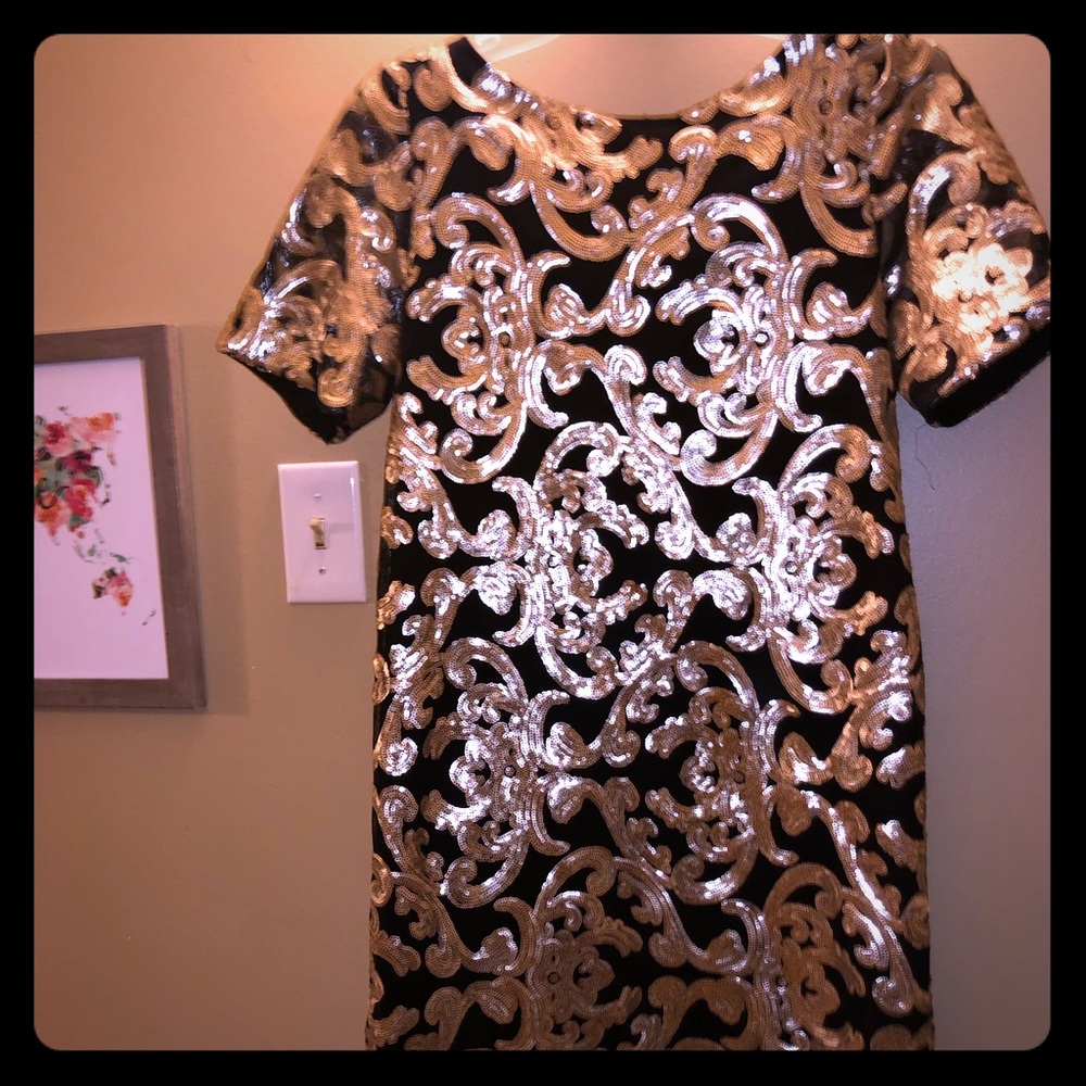 Black/gold detailed shirt-sleeve dress